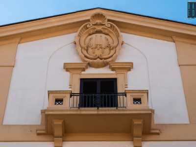 Chiude in alto il piano attico, dominato al centro dall�imponente stemma �romano� gi� presente sugli altri due fabbricati